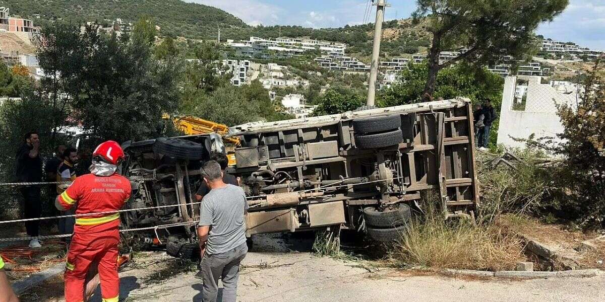 Muğla’da İş Makinesi Devrildi, Kabinde Sıkışan 2 Kişi Kurtarıldı