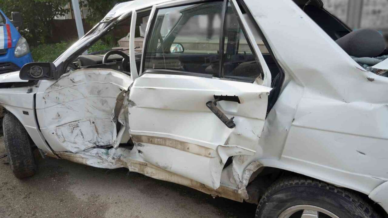 Tıra Çarpan Otomobilde 2 Kişi Yaralandı, Şoför Kalp Krizi Geçirdi