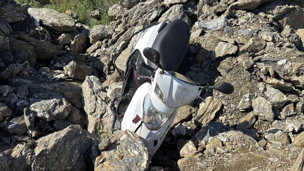 Yol Kenarındaki Kayalık Alanda Motosiklet Sürücüsü Ölü Bulundu