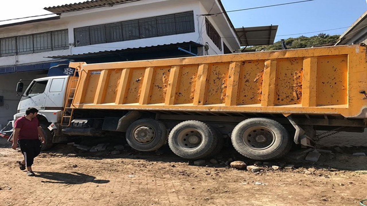 Freni boşalan kamyon paniğe neden oldu