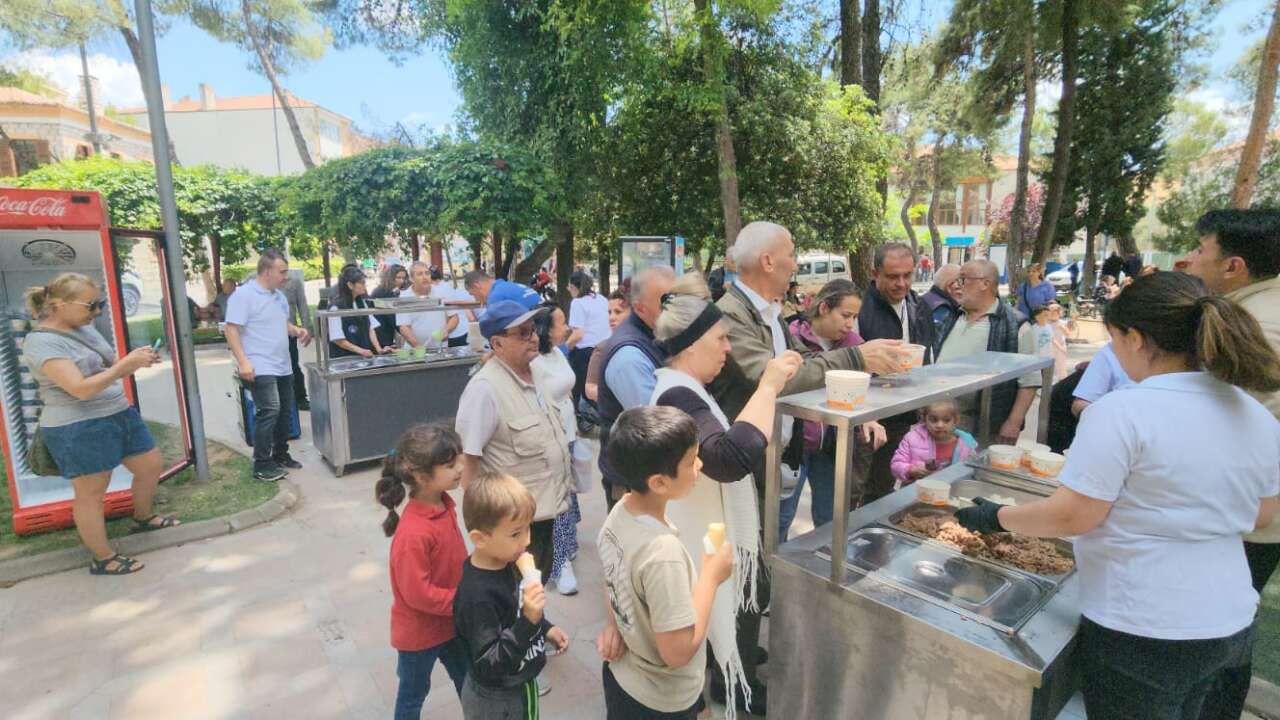 Muğla Büyükşehir Belediyesinden Vatandaşlara Ücretsiz Pilav ve Kavurma İkramı