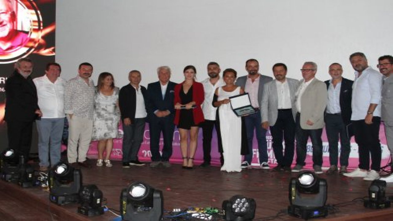 Gala’da ünlüler ödüllerine kavuştu.