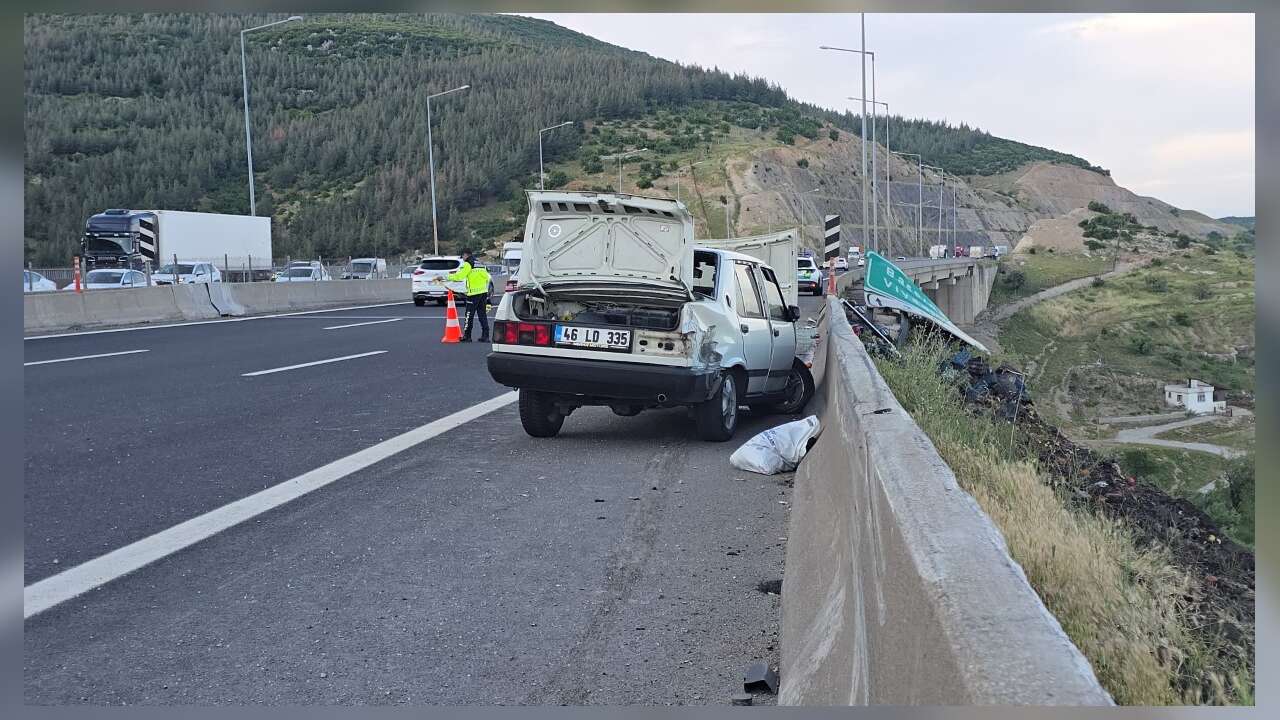 Otoyolda Zincirleme Kaza: Tırın Uçtuğu Kazada 3 Kişi Öldü