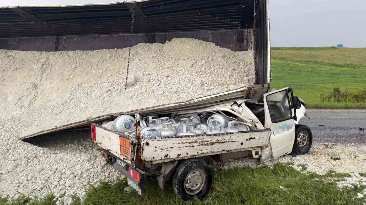 Tırın Üzerine Devrildiği Kamyonetin Sürücüsü Hayatını Kaybetti