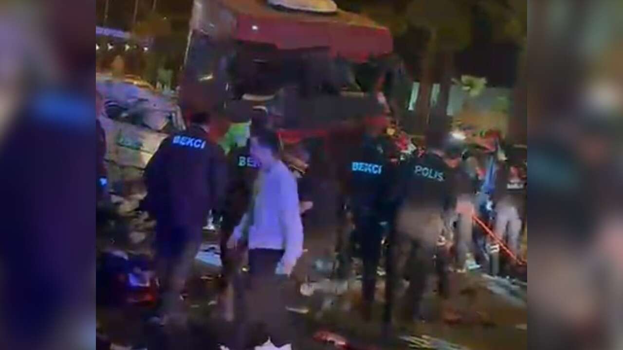 Tır ile İki Otomobil Çarpıştı: 5 Ölü, 6 Yaralı Var