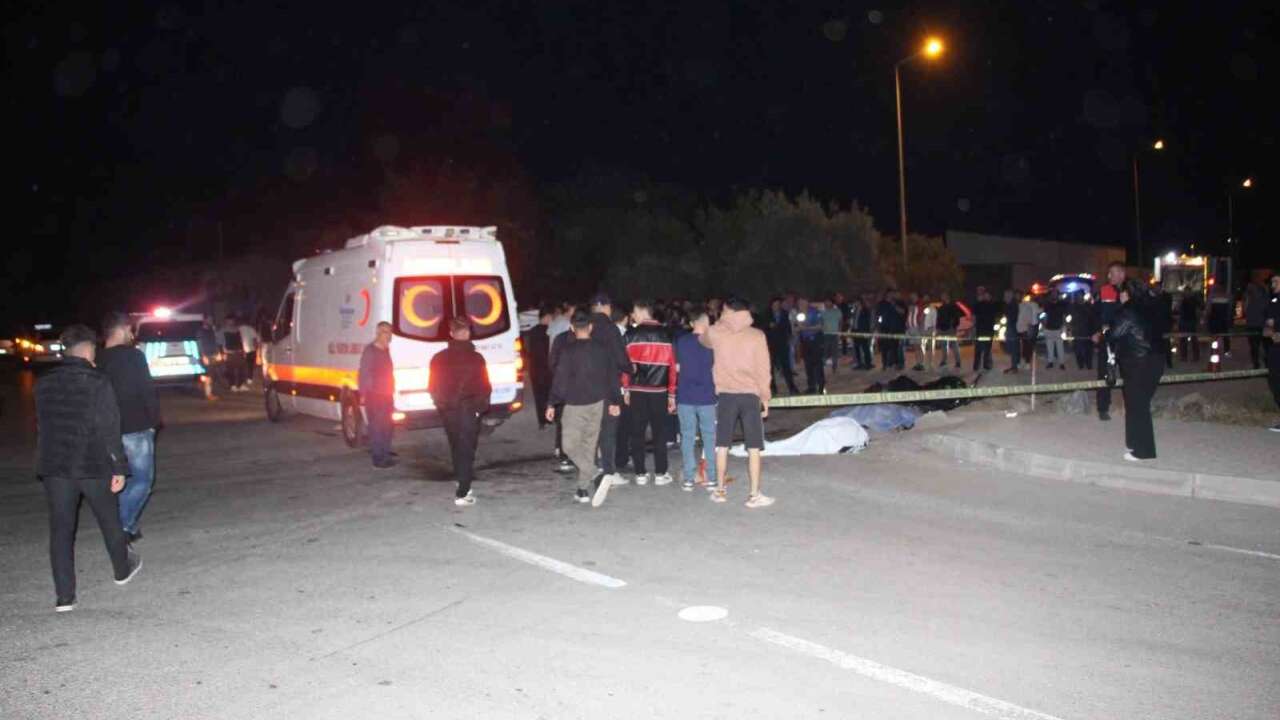 Çöp Kamyonuyla Çarpışan Motosikletteki 2 Genç Hayatını Kaybetti