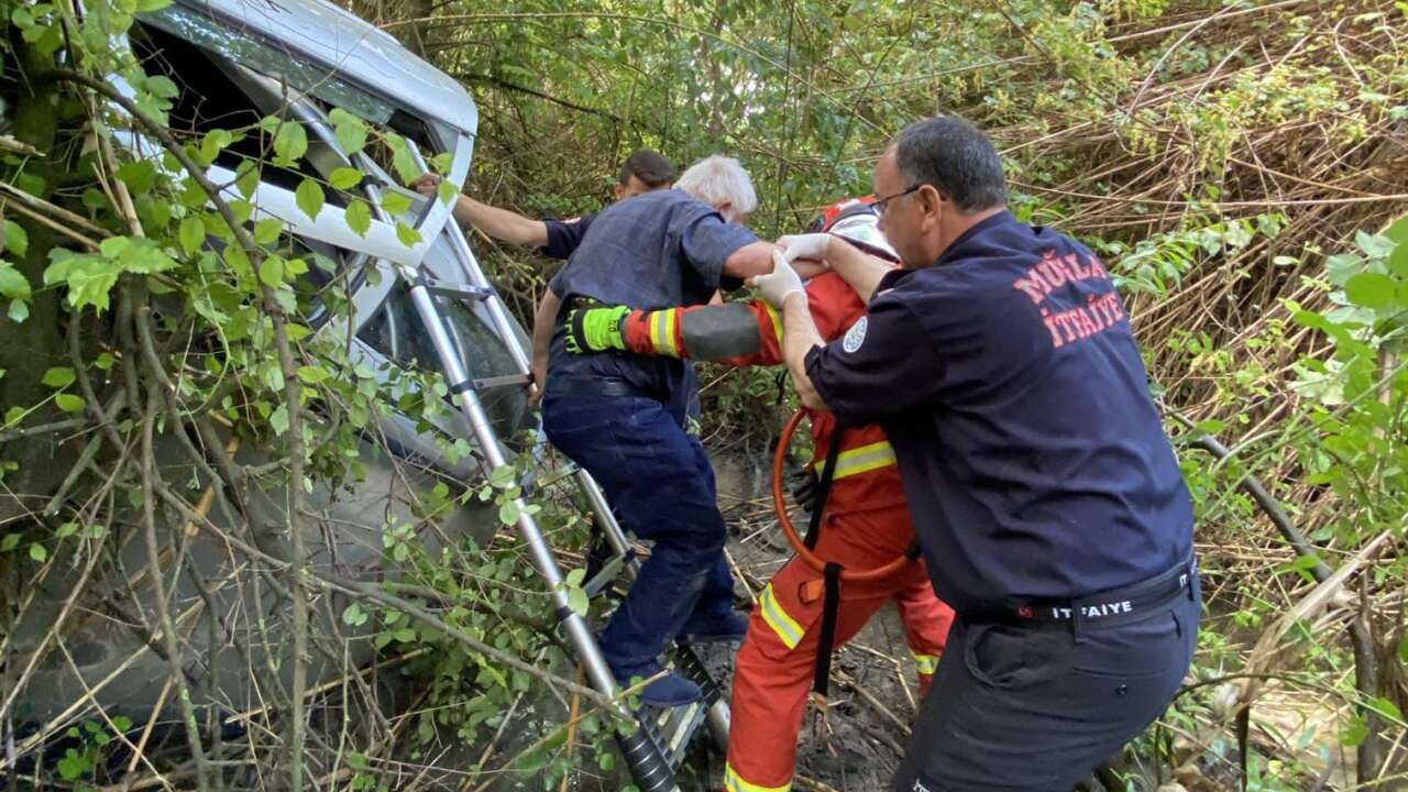 Muğla’da  Kaza: Araç Kanalda Ters Döndü, 2 Yaralı