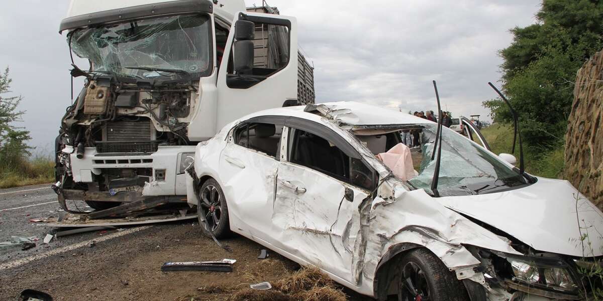 1 Tır, 1 Traktör ve 3 Otomobilin Karıştığı Zincirleme Kaza: Çok Sayıda Yaralı, 1 Gözaltı