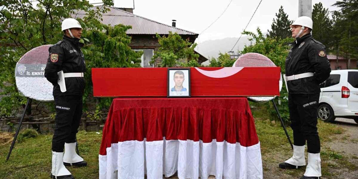 Polis Memuru Hüseyin Acar Kalbine Yenik Düştü