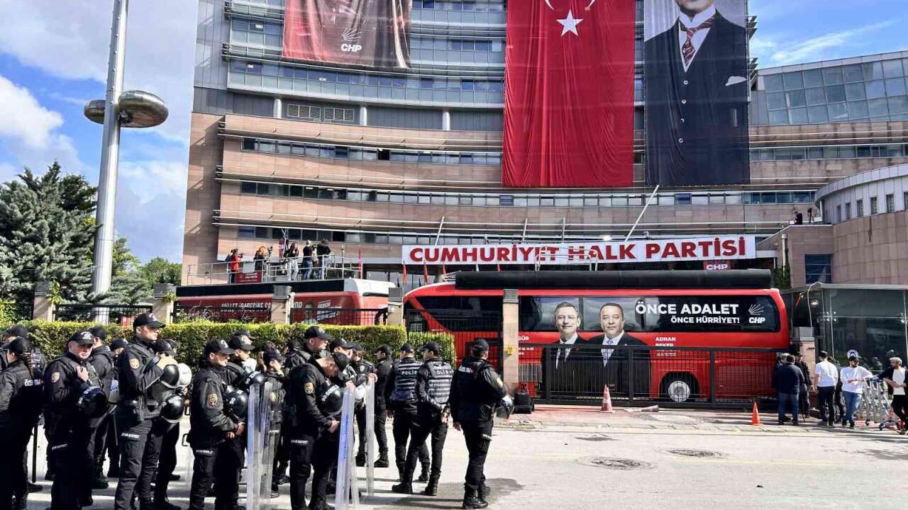 CHP Genel Merkezi’nde Tahliye Gerginliği: Destekçiler Arasında Arbede Yaşandı