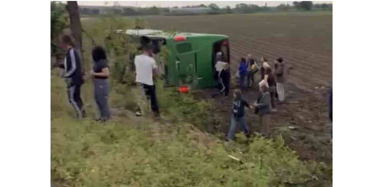 Yolcu Otobüsü Tarlaya Devrildi: Çok Sayıda Yaralı