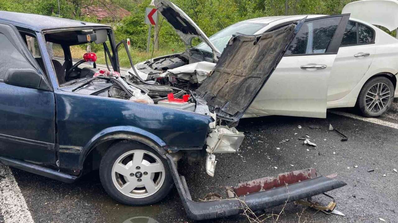 Otomobiller Kafa Kafaya Çarpıştı: 4 Kişi Yaralandı