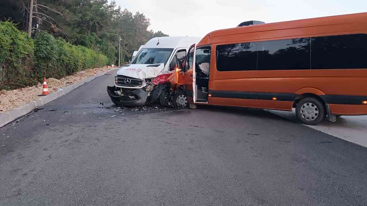 Tur Minibüsleri Çarpıştı, 13 Turist Yaralandı