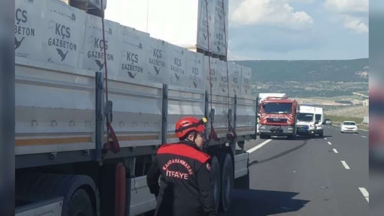 Yardım İçin Durdular, Tırın Altında Kaldılar: 1 Ölü, 2 Yaralı