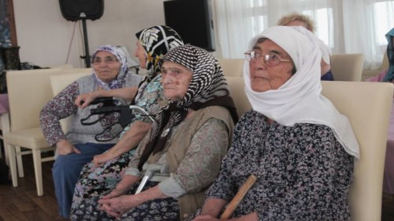 Emektar sanatçıdan huzurevinde müzik şöleni