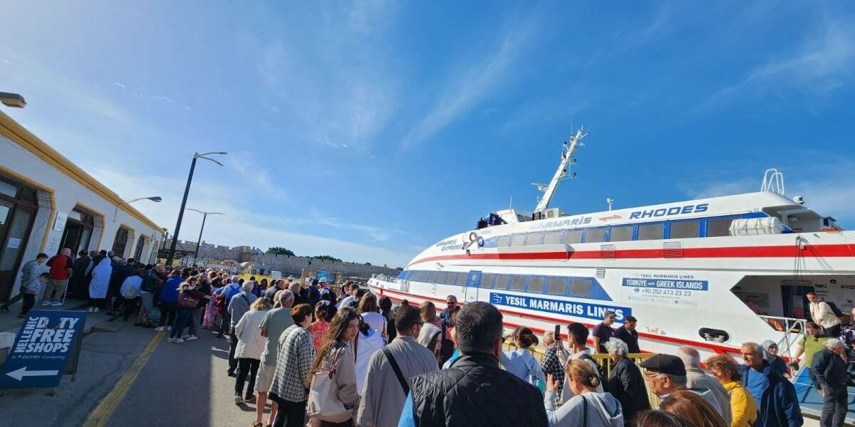 Türk Turistler Yunan Adalarına Akın Etti, Gümrüklerde Kuyruk Oluştu