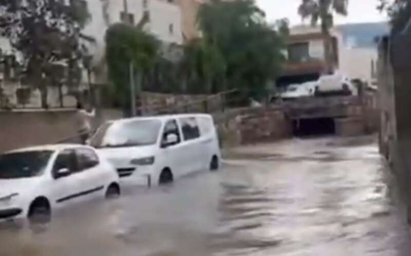 Turizm Cenneti Bodrum’da Yollar Göle Döndü: Otomobiller Suyun İçinde Kaldı