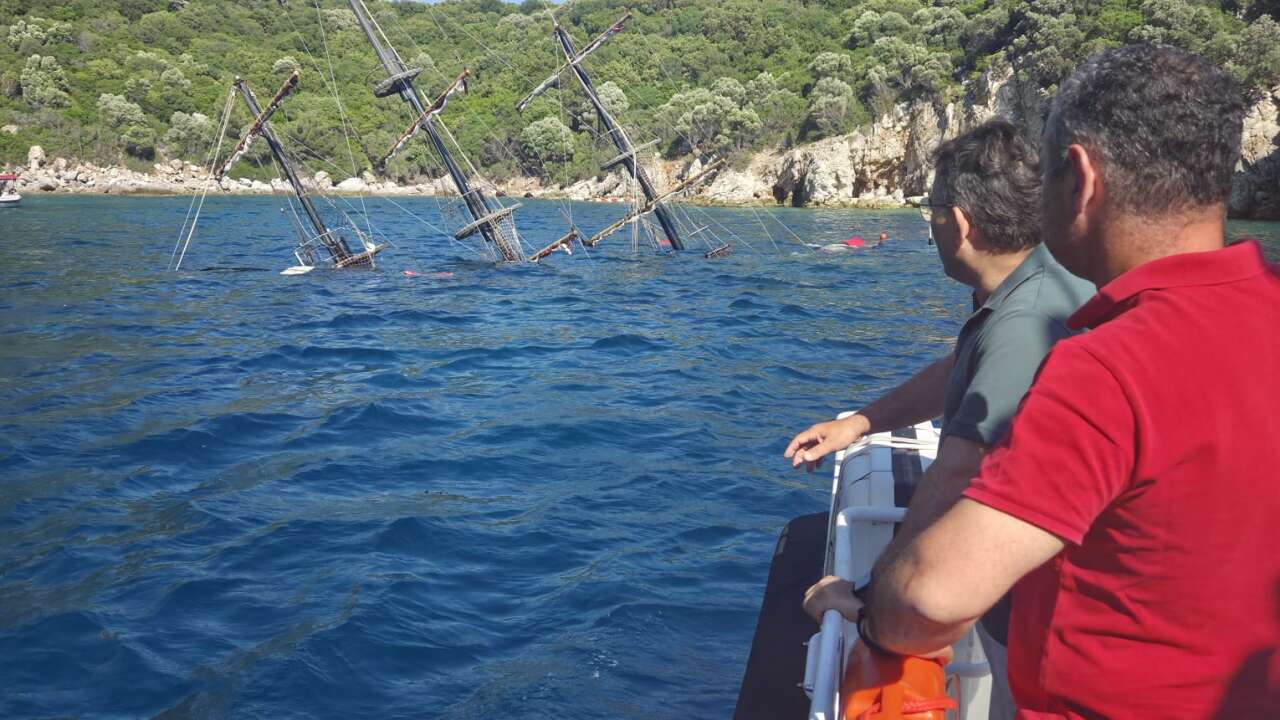 Marmaris’te Gezi Teknesi Battı: Yolcular Son Anda Kurtarıldı
