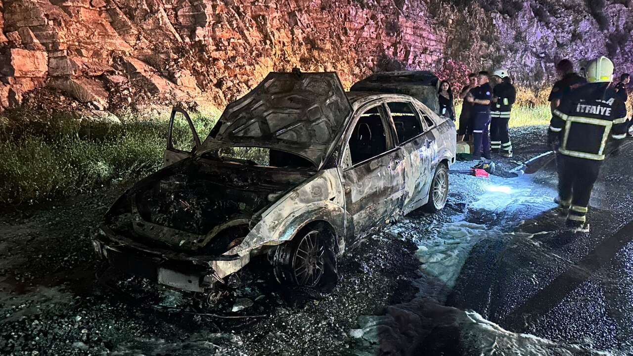 Sakar Geçidi'nde Korkutan Yangın: Otomobil Alev Alev Yandı