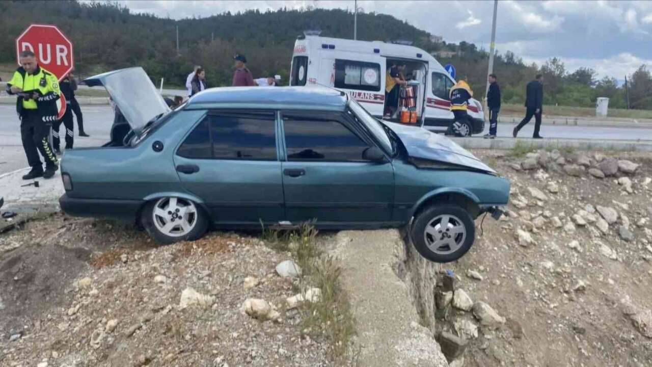 Kavşakta İki Araç Çarpıştı: 3 Yaralı