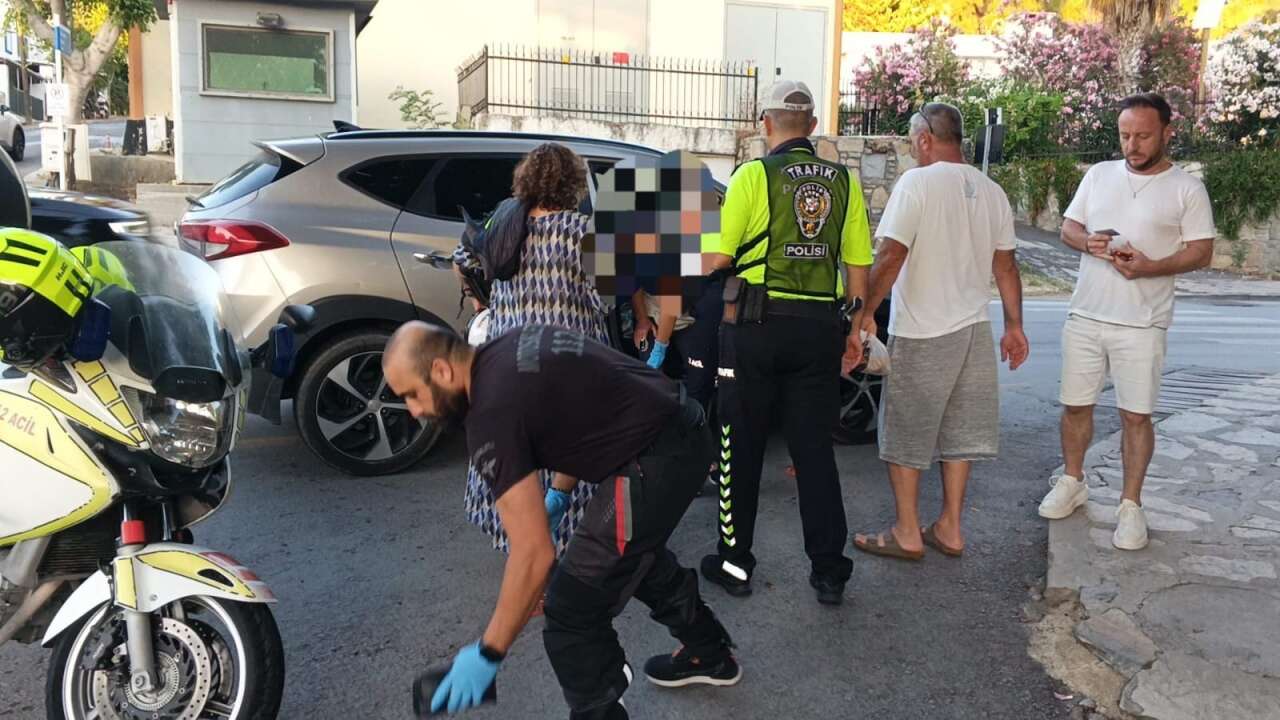 Muğla'da Zincirleme Kaza: Otomobilin Çarptığı Motosiklet Başka Araca Savruldu, 1 Yaralı