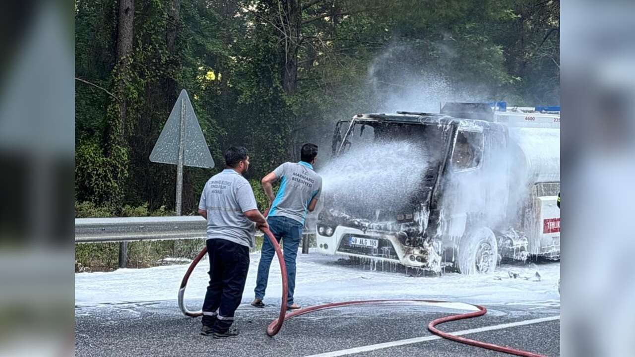 Muğla'da Mazot Tankeri Alev Aldı: Temizlik İşçilerinin Müdahalesi Alevlerin Ormana Sıçramasını Önledi