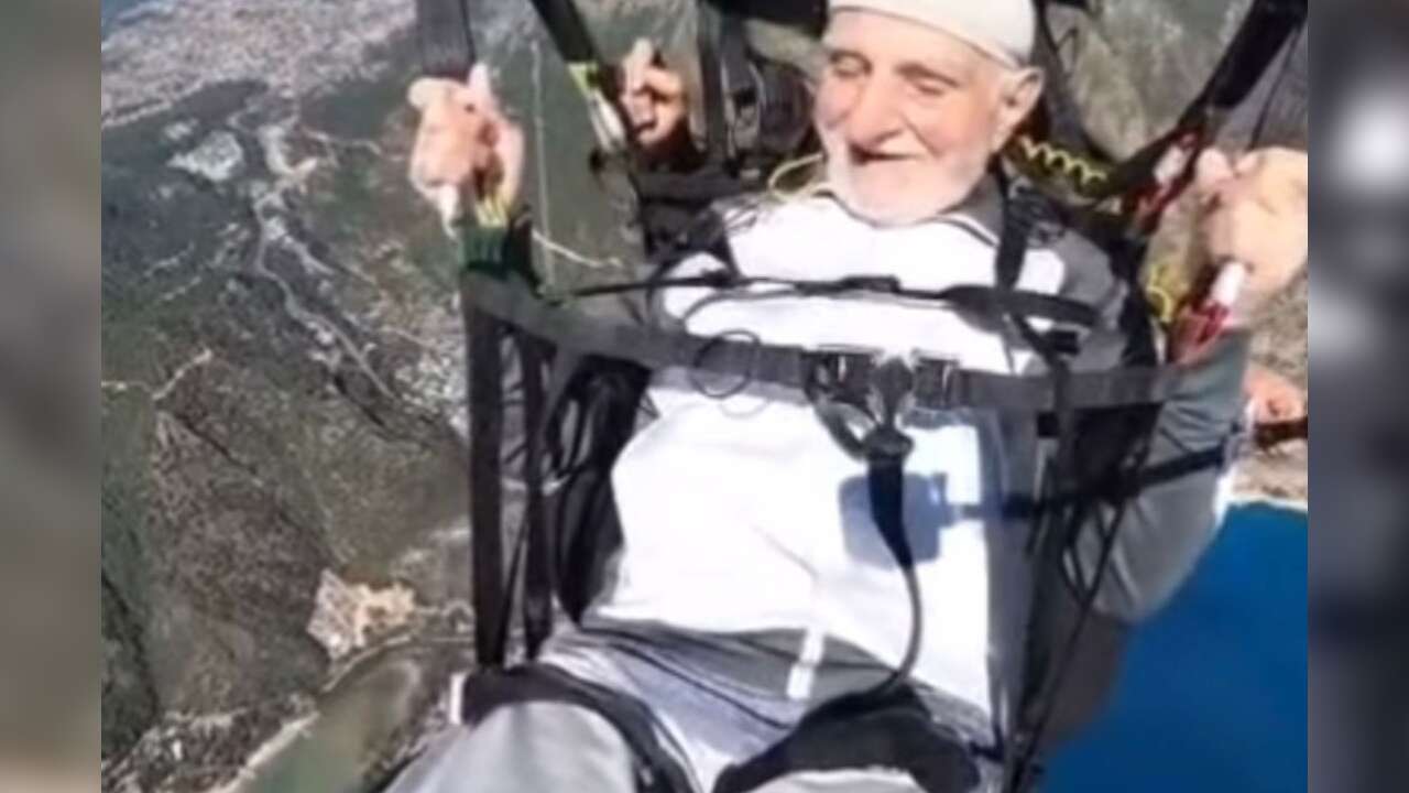 Fethiye Ölüdeniz Semalarında Nefes Kesen Uçuş: 86 Yaşındaki Yakup Dede Gündem Oldu