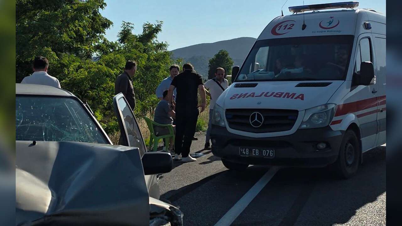 Muğla'da Otomobil Su Tankerine Arkadan Çarptı, 1 Kişi Yaralandı