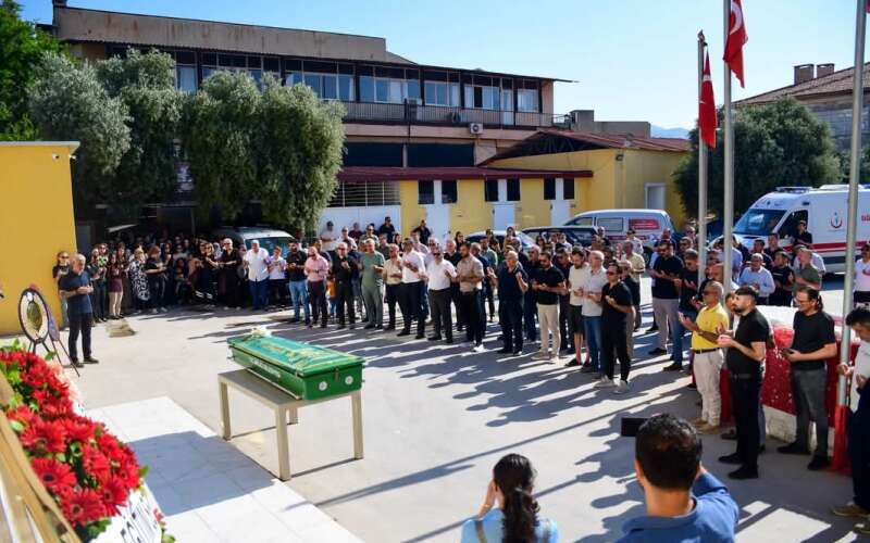 Milas Eğitim Camiasında Çifte Acı: Öğretmen Nevzat Ürekil ve Personel Alpaslan Adlım Son Yolculuklarına Uğurlandı
