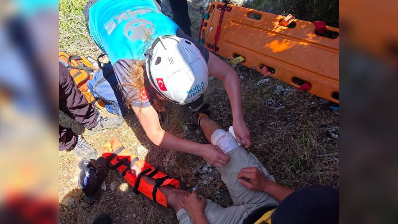 Rus Turisti Kurtarmak İçin Ekipler Zamanla Yarıştı: Babadağ'da Yamaç Paraşütü Kazası, Pilot ve Yolcu Yaralandı
