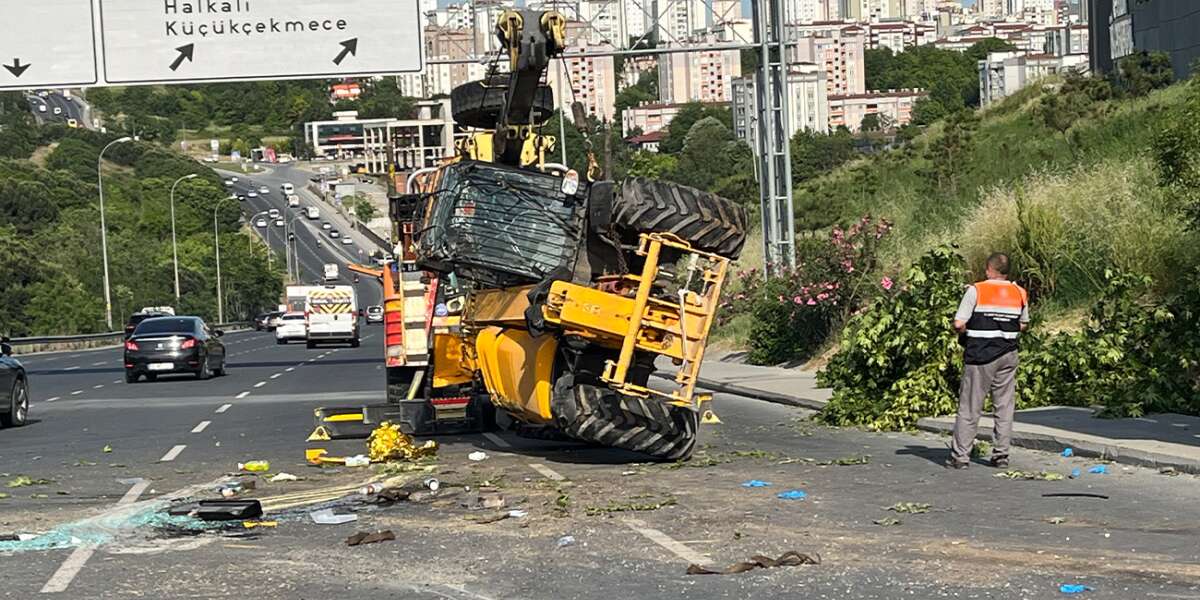 İş Makinesini Taşıyan Çekici Devrildi, Sürücü Hayatını Kaybetti