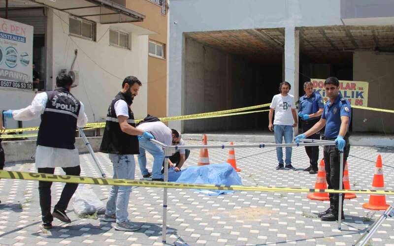 Emekli Polis, Kendisine Bıçakla Saldıran Oğlunu Vurarak Öldürdü