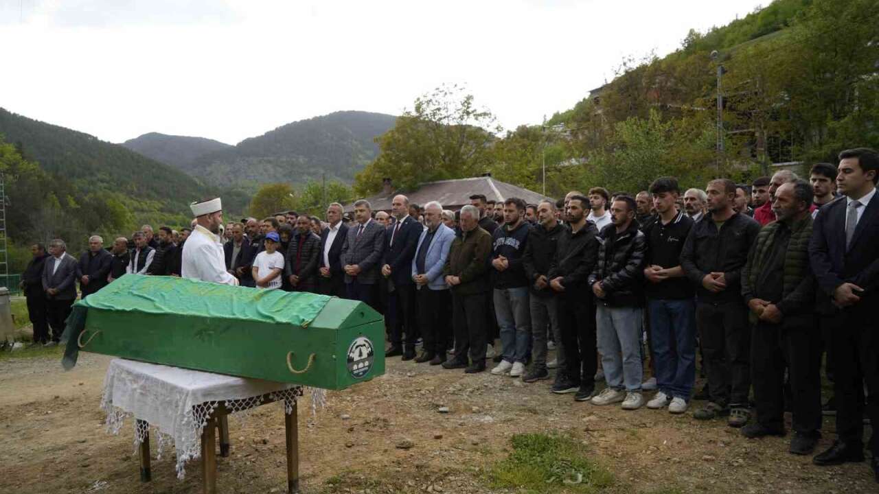 26 Yaşındaki Genç Kadın Gözyaşlarıyla Defnedildi