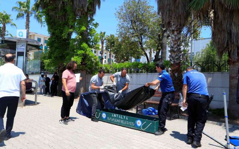 Adliye Önünde Şüpheli Öl*m Sadık Parlak Bankta Öl* Bulundu