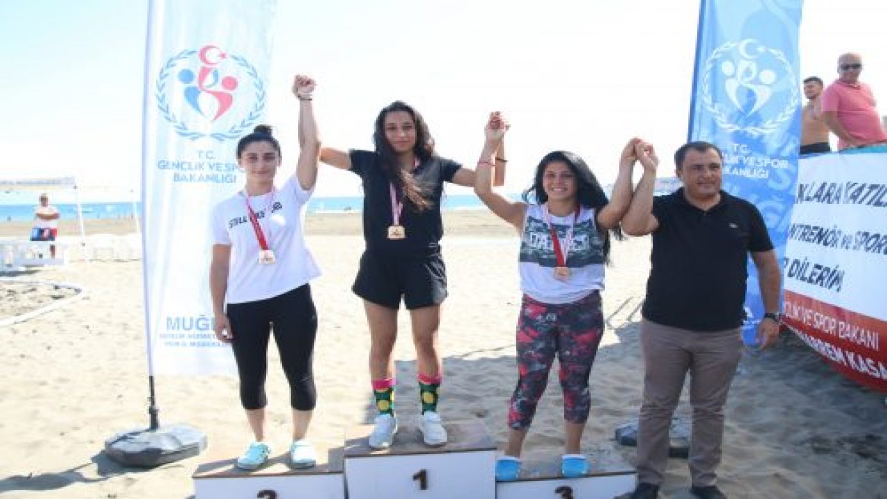 Güreşçiler plajda kıyasıya mücadele etti