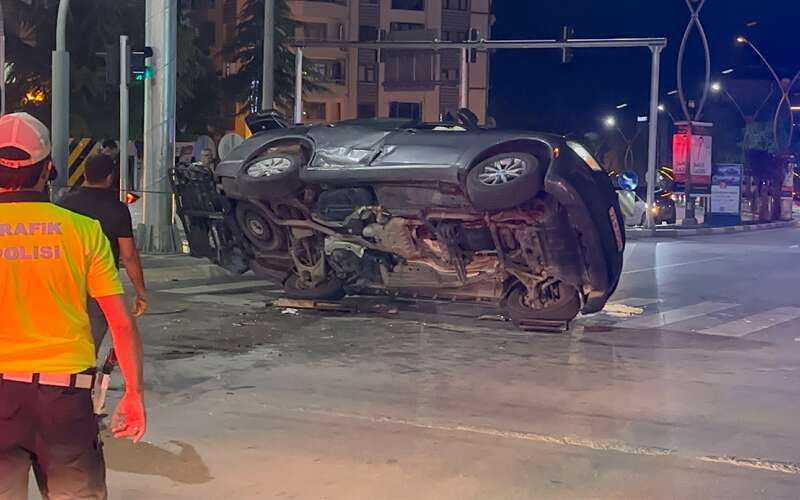 İki Araç Çarpıştı, Ortalık Savaş Alanına Döndü: 11 Yaralı
