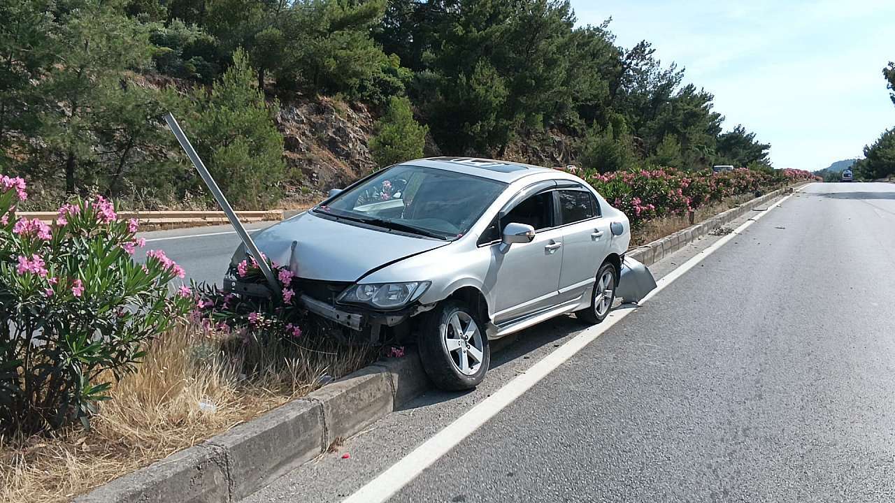 Muğla'da Kontrolden Çıkan Otomobil Refüje Çıktı