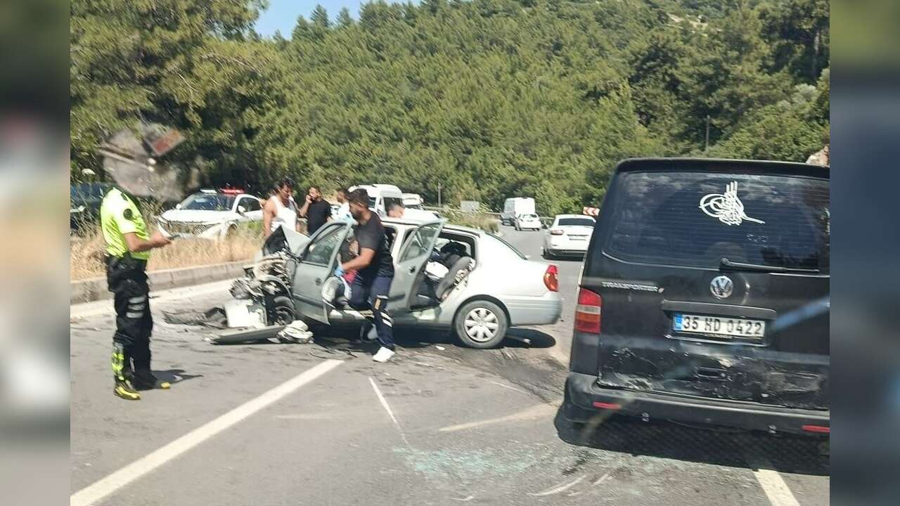 Muğla'da 2 Araç Kafa Kafaya Çarpıştı, Çok Sayıda Yaralı Var