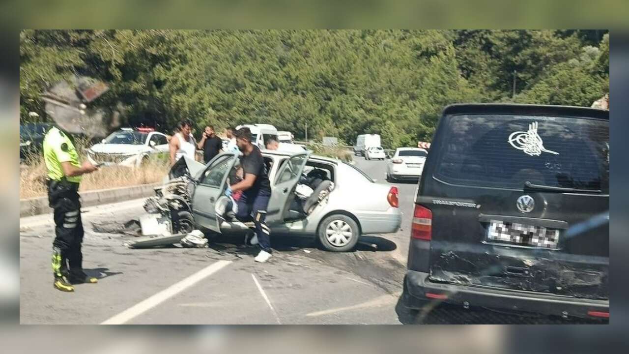 Muğla'da 2 Araç Kafa Kafaya Çarpıştı, Çok Sayıda Yaralı Var
