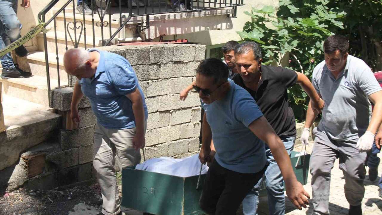 41 Yaşındaki Mustafa Gök Evinin Bahçesinde Ölü Bulundu