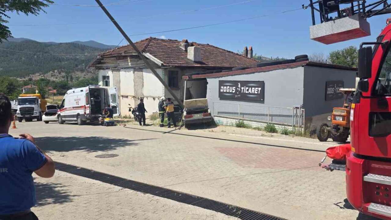Kontrolden Çıkan Otomobil Duvara Çarptı: Karı Koca Hayatını Kaybetti