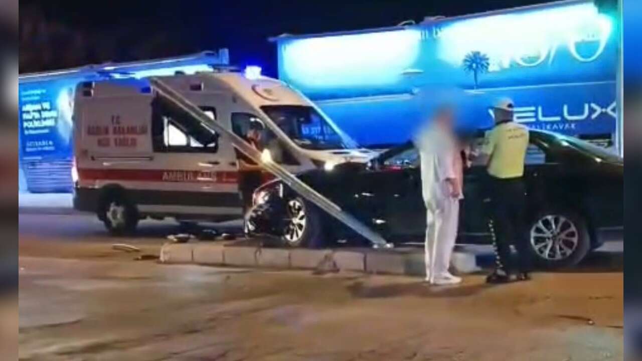 Muğla'da Trafik Kazası: Otomobil Trafik Lambasına Çarptı, De