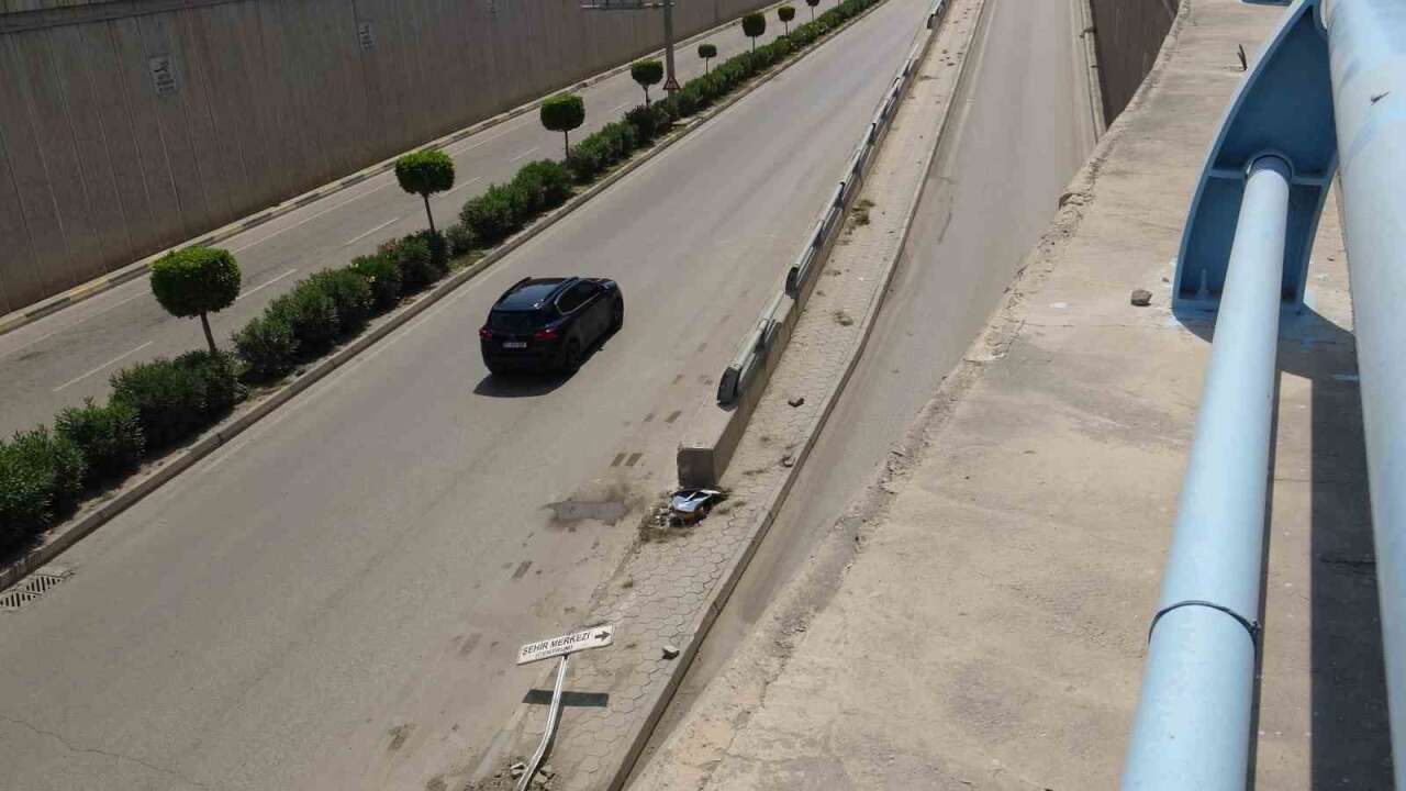 Alt Geçitte Korkutan Kaza: Tofaş Hurdaya Döndü, 3 Kişi Yaral