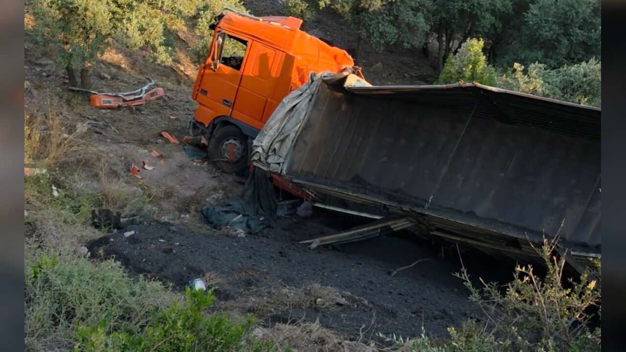 Milas-Ören Yolunda Korkutan Kaza: Kömür Yüklü Tır Şarampole Uçtu