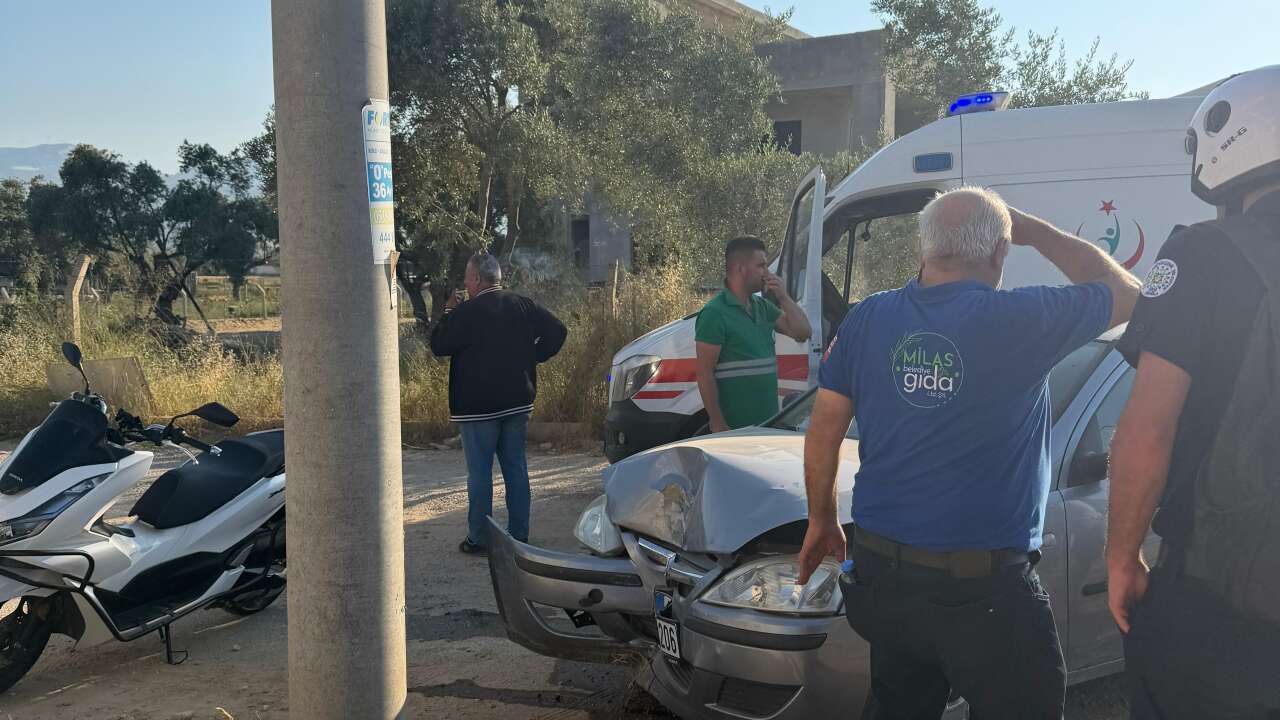 Muğla'da Otomobil Beton Direğe Çarptı: 2 Yaralı