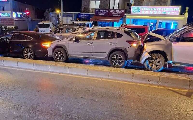 Muğla'da otomobil Kırmızı Işıkta Bekleyen Araçlara