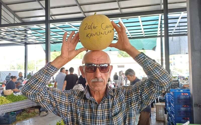 Muğla’da Gören Fotoğraf Çekti: Kavunlara Yazdığı Notlarla Gündem Oldu