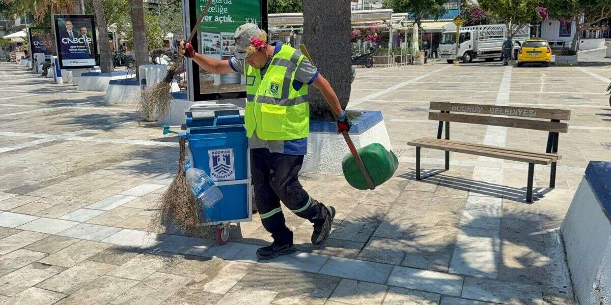 Bodrum’un Dans Eden Temizlik Görevlisi Gönülleri Fethetti