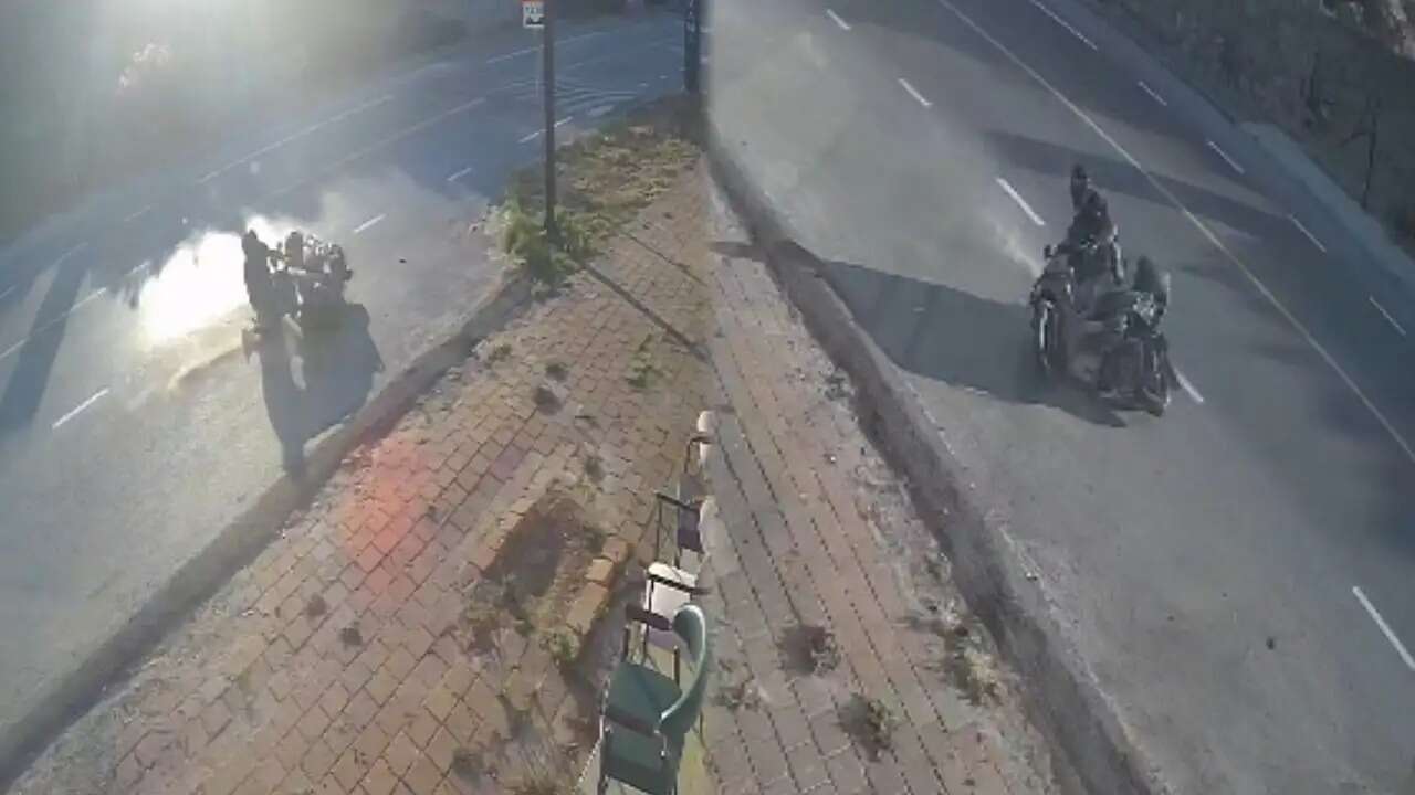 Muğla'da Motosiklet Kazası Kamerada: Sürücü Yola S