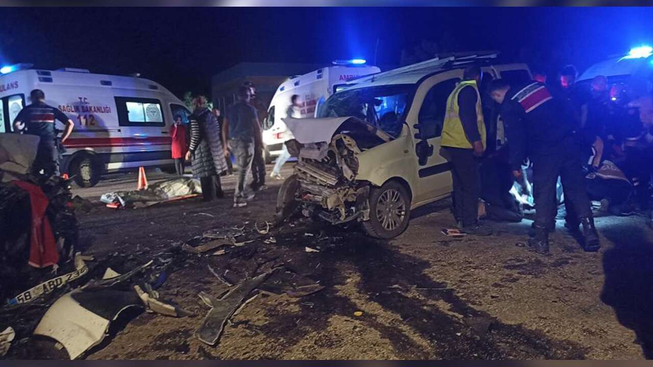İki Araç Kafa Kafaya Çarpıştı: 4’ü Ağır 8 Yaralı